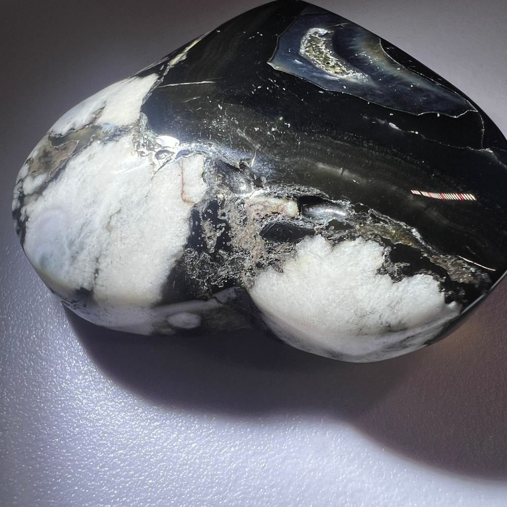 Black Cherry Agate Crystal Heart Carving - Picture 3 of 9